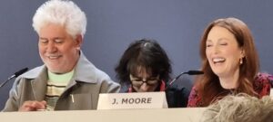 F1) Pedro Almodóvar con Julianne Moore
Nella figura F1 Pedro Almodóvar con Julianne Moore in conferenza stampa.
Fonte/Credits: Ph. Alessandra Basile
