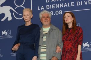 F2) Pedro Almodóvar con Tilda Swinton e Julianne Moore
Nella figura F2 Pedro Almodóvar con Tilda Swinton e Julianne Moore in Photocall.
Credits: Giorgio Zucchiatti La Biennale di Venezia - Foto ASAC
Fonte: Venezia 81, materiale stampa
