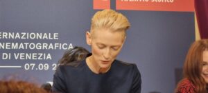 F4) Tilda Swinton
Nella figura F4 Tilda Swinton alla fine della conferenza stampa.
Fonte/Credits: Ph. Alessandra Basile